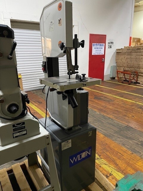 WILTON Model 8201VS Tradesman Variable Speed Vertical Band Saw WILTON Model 8201VS Tradesman Variable Speed Vertical Band Saw